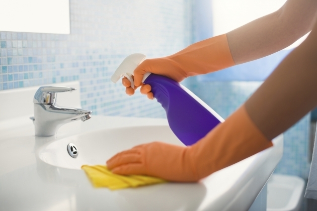 Stylish How To Clean A Bathtub With Bleach Remodelaholic How To Clean A Bathroom Using Clorox Bleach