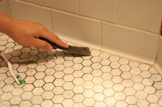 Amazing How To Recaulk A Bathtub Learn How To Re Caulk Your Bathroom How Tos Diy